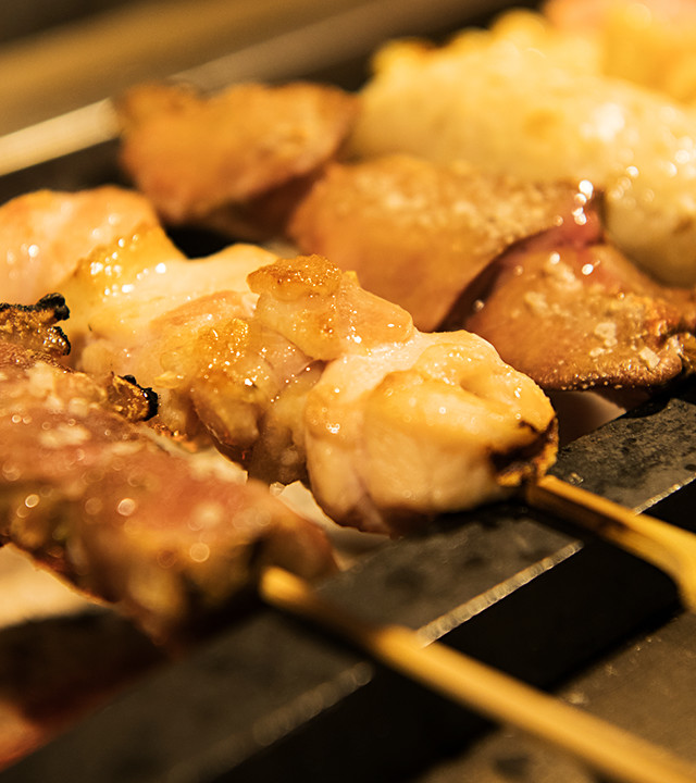 朝挽きの新鮮な鶏を 備長炭で焼き上げた焼鳥と、 美味しい全国のお酒を ゆっくりと味わえるお店。